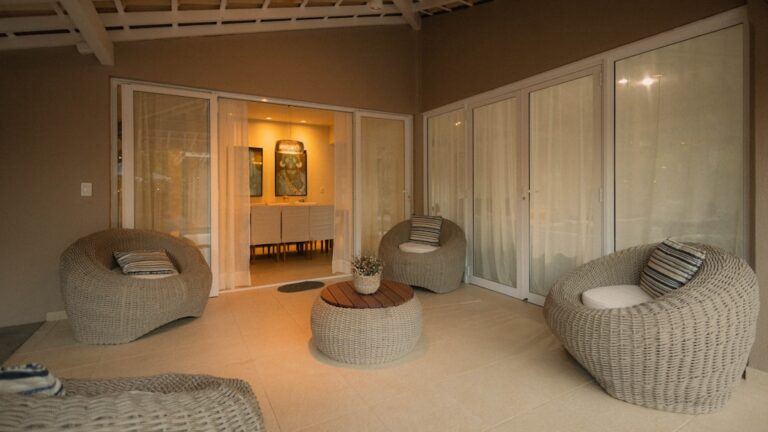 Area De Estar Ao Ar Livre Confortavel Com Cadeiras E Mesa De Vime l864GKi_dRM