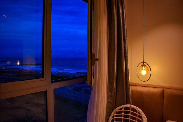 Um Quarto Com Uma Janela E Vista Para O Oceano sm9l6UI fwE