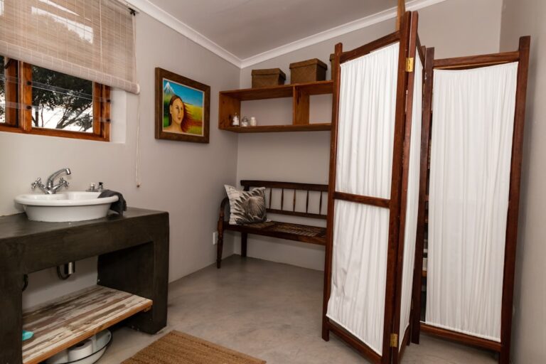 Uma Pequena Casa De Banho Com Uma Cama Pequena VvpFEFg2AUA