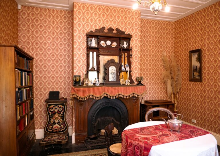 Uma Sala De Estar Com Lareira E Mesa 5aJKrHqVZgQ