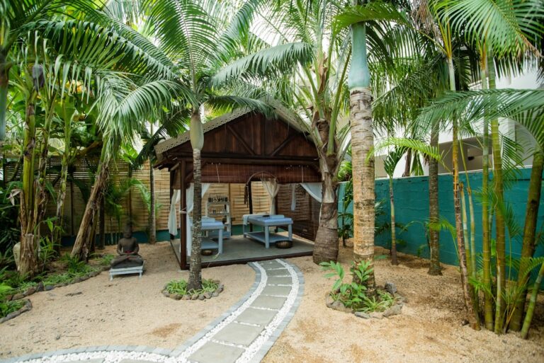 Uma Pequena Cabana De Madeira Cercada Por Palmeiras 4xjP93a67rc