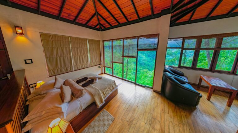 Um Quarto Com Uma Cama E Uma Tv KF9IS77n1TQ