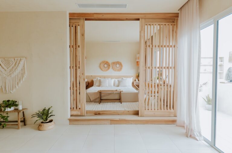 Uma Luxuosa Suite Com Detalhes Em Madeira y1822ORL7YM