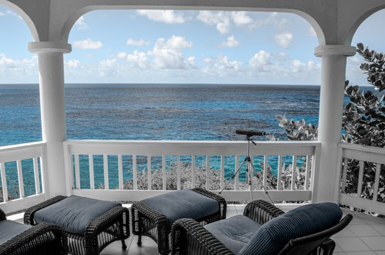 Um Alpendre Com Cadeiras E Vista Para O Oceano 8qPKvlRZz4