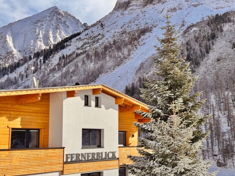 Construcao De Madeira Moderna Em Montanhas Nevadas Nn fPXfxX0Q