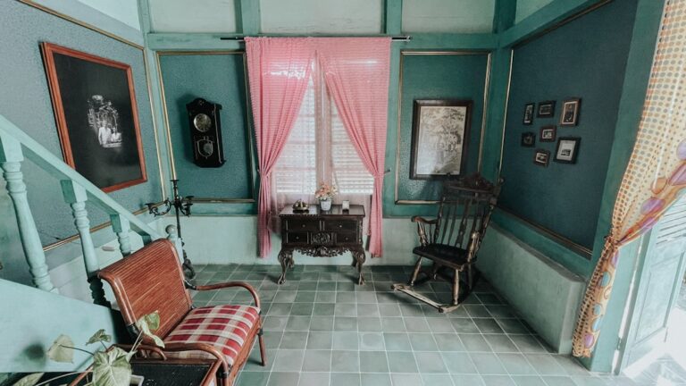 Uma Sala Que Tem Uma Cadeira E Uma Mesa NmSP QAycQ4