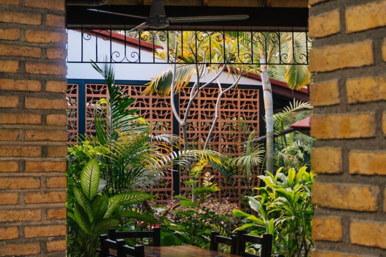 Jardim Verde E Exuberante Visto Atraves Da Entrada De Tijolos SQzxee2ZzOI