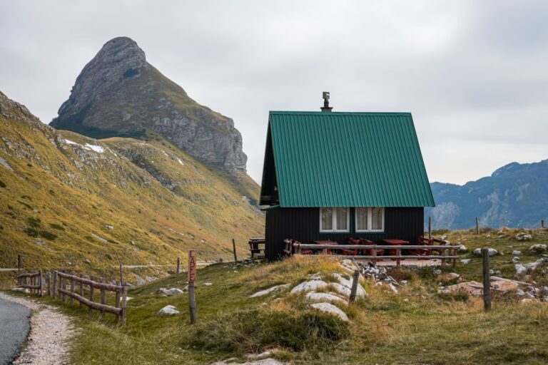 Pequena Cabana Com Telhado Verde Em Frente a Montanha Lbmi7D7TFRE