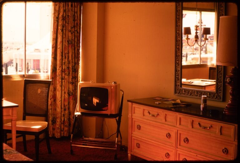 Aparelho De Televisao Retro Em Um Suporte Em Uma Sala Vintage FXjLHqoZz8U