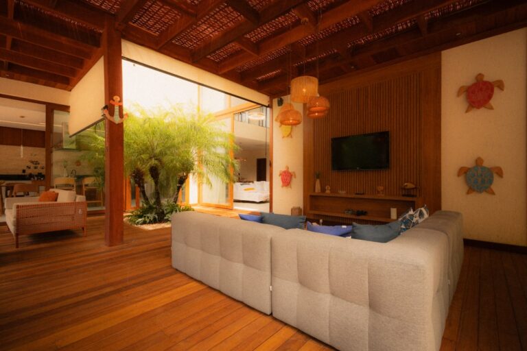 Sala De Estar Moderna Com Sofa Grande E Plantas De Interior DY7wJD6Ly2s