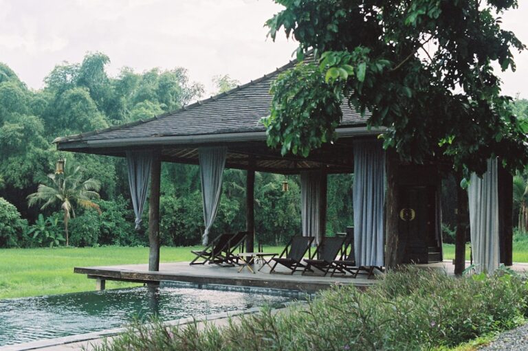 Um Gazebo Sentado Ao Lado De Um Corpo De Agua 3YmVMeOlhQ8