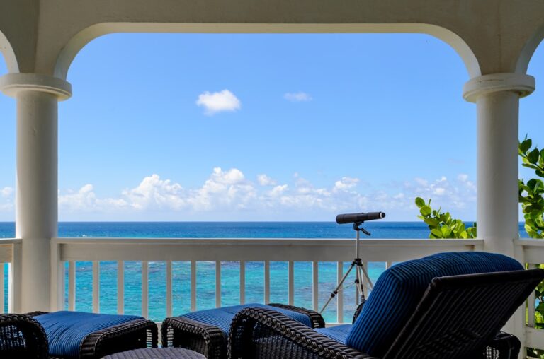 Uma Varanda Com Duas Cadeiras E Uma Bicicleta sIU4aXhs3d8