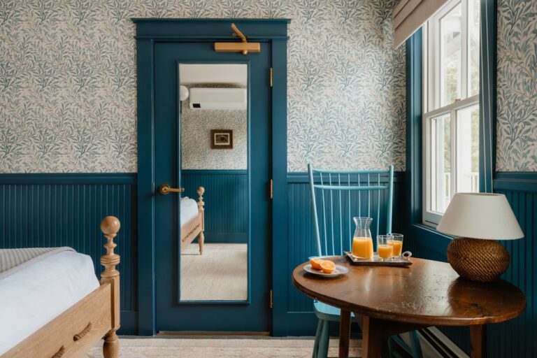 Um Quarto Aconchegante Tem Bebidas Em Uma Mesa ghN8sI7MDpM