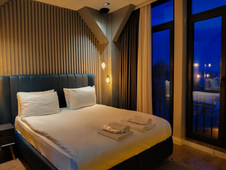 Um Quarto Com Uma Cama Grande E Uma Grande Janela EYoK3eVKIiQ