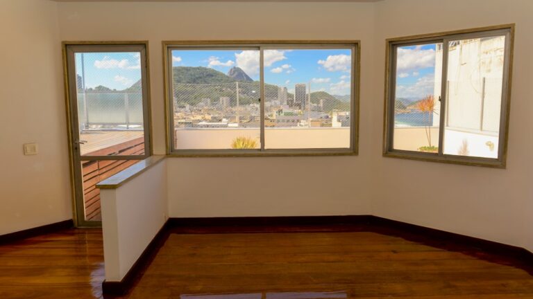 Vista De Uma Cidade E Do Oceano Atraves Das Janelas Sr58rzUloLI