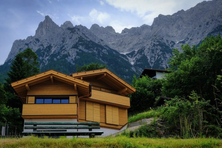 Casas De Madeira Aninhadas Nas Montanhas rljNAPrOYyo