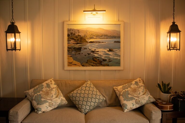 Travesseiros Florais Brancos E Cinzas No Sofa Cinza 621lL8sdbtI