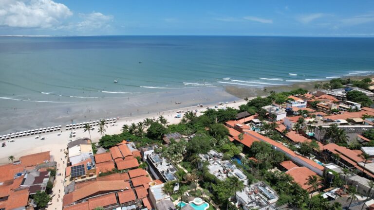 Uma Vista Panoramica De Uma Praia E Oceano LkVao25aRzc