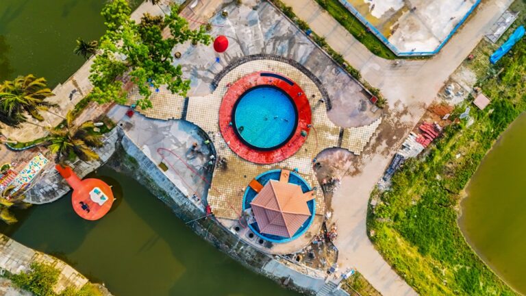 Vista Aerea De Uma Piscina Circular Com Caminhos Circundantes N4Zexta0vdY