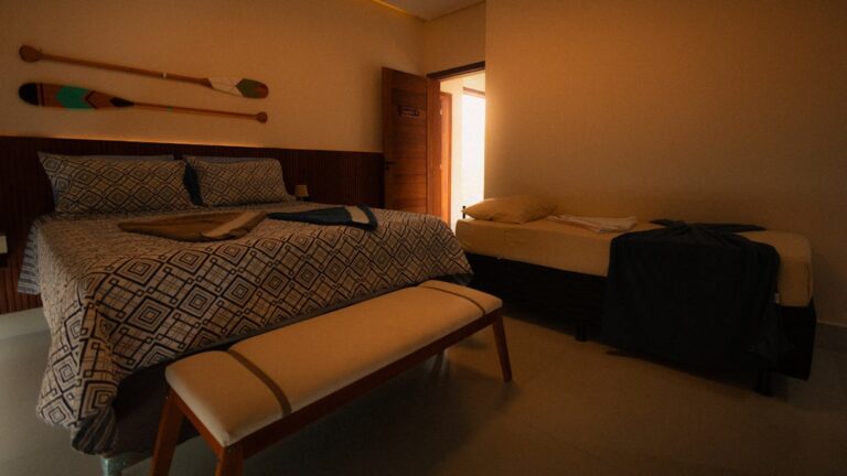 Quarto Com Duas Camas E Pas Decorativas afUquqyGVGo