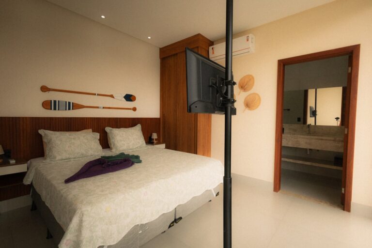 Quarto Com Cama Televisao E Porta Aberta Para O Banheiro 9Ap0MhvjmZw