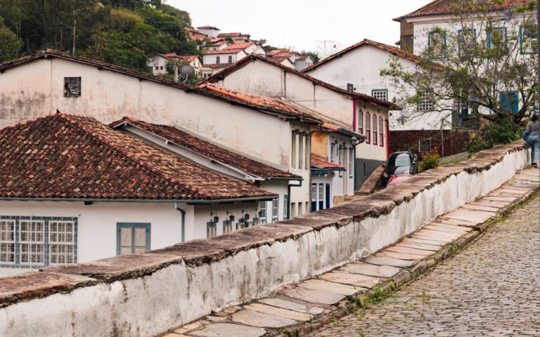 Edificios Historicos Ao Longo De Um Caminho De Pedra 4y5BMTNlqLg