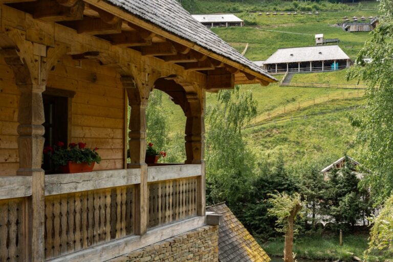 Uma Vista De Uma Casa a Partir De Uma Varanda 28TyCUPeTvg