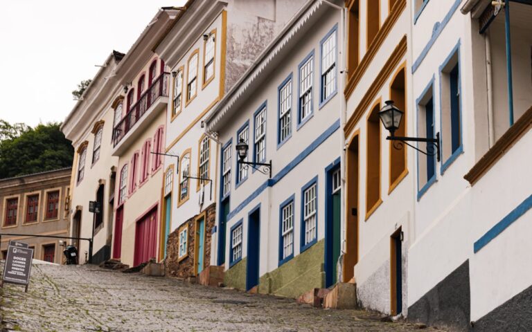 Edificios Coloniais Coloridos Em Uma Rua De Paralelepipedos T4bRPCFCr6Q
