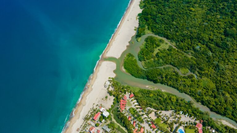 Vista Aerea De Uma Costa Verde Exuberante Encontrando O Oceano EoppqN2Wu5U