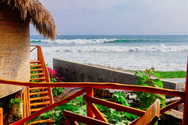 A Varanda De Madeira Oferece Uma Bela Vista Para O Mar Q3iH975N02g