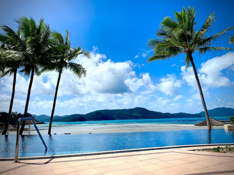 Stunning view of a tropical infinity pool overlooking the Whitsundays' pristine beaches.