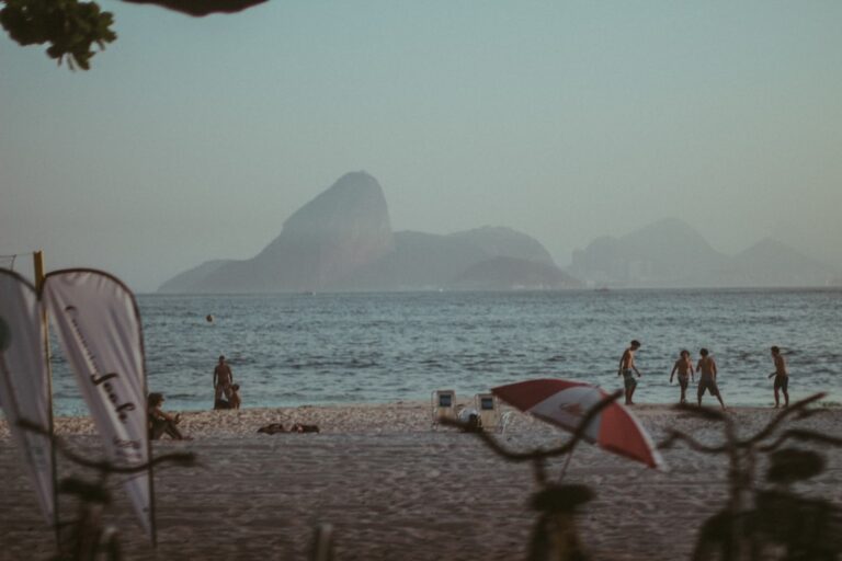 Pessoas Em Pe Ao Lado Do Mar Sob O Ceu Cinzento Rs0LhQh A9U