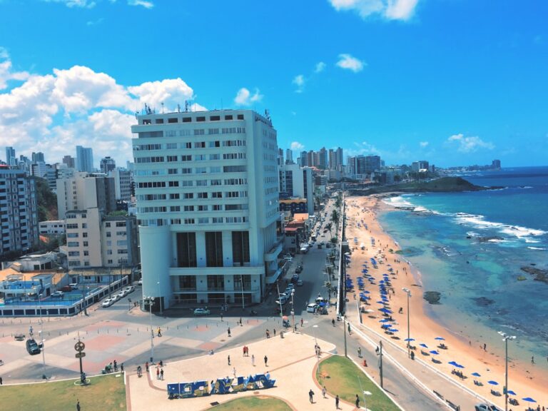 Pessoas Em Terra Ao Lado Do Edificio Durante O Dia Yrin Mm_N4